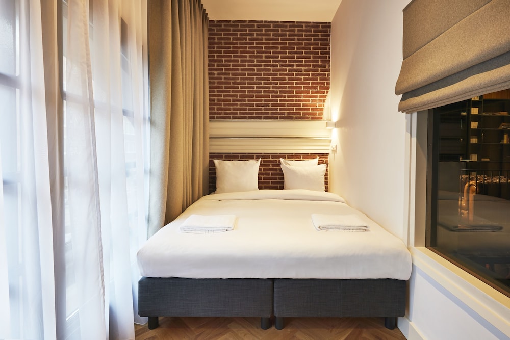 SECRET BOOKCASE, WHITEY THE WHITE, SINGLE, DOUBLE BED, SHARED BATHROOM