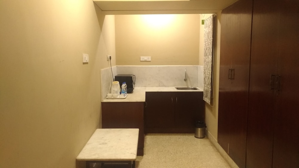 Hanu Reddy Residences Poes Garden 10/57