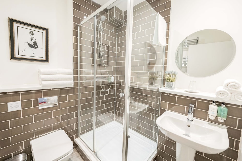 Edinburgh Castle Apartments And Suites 47/55