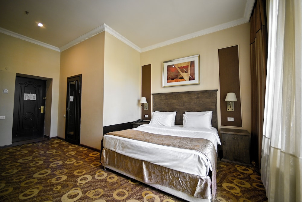 IMPERIAL PALACE HOTEL 28/73