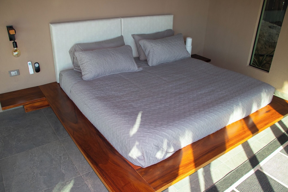 JUNIOR SUITE, KING BED, LAGOON VIEW, PRIVATE POOL