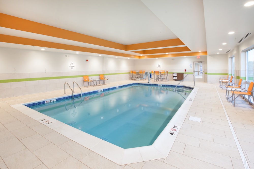 HOLIDAY INN EXPRESS & SUITES INDIANAPOLIS NE - NOBLESVILLE 35/66