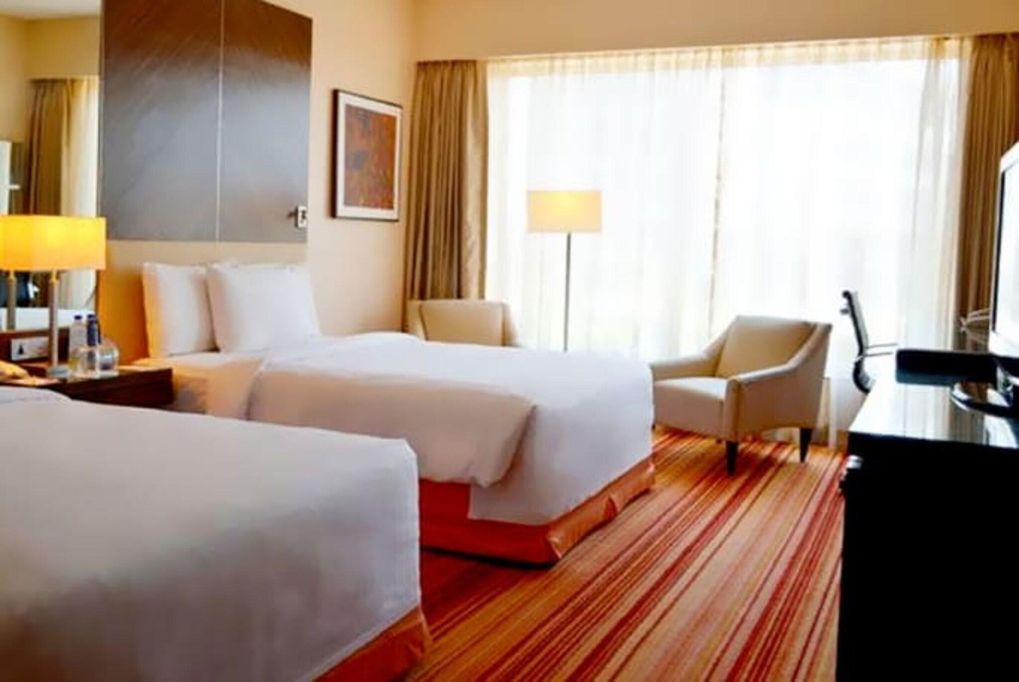 غرفة بسريرين منفصلين بإطلالة على المدينة، Courtyard By Marriott Mumbai International Airport 2/4