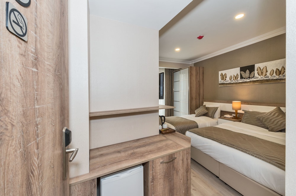 Alphonse Hotel 40/50