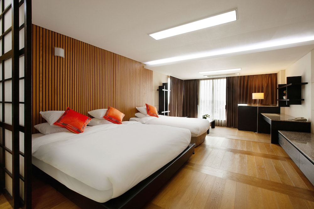 ORIENTAL, FAMILY, TWIN BEDS