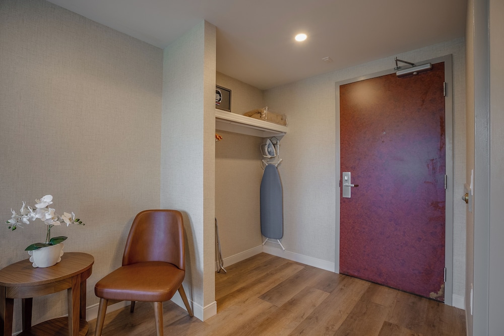 Monte Carlo Inn Oakville Suites 11/68