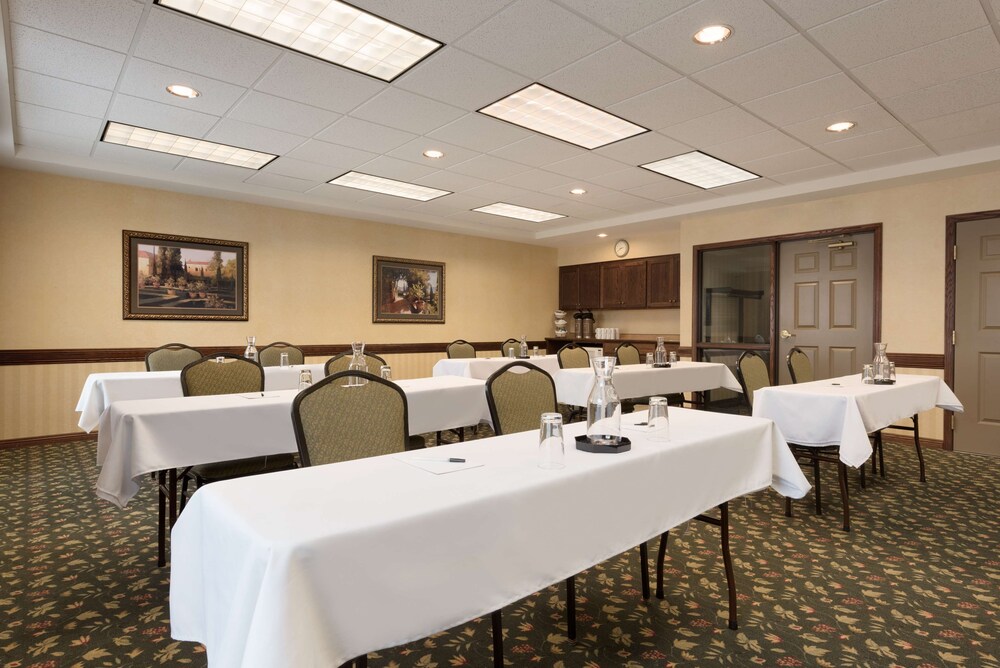 Country Inn and Suites by Radisson St Cloud East MN 29/34