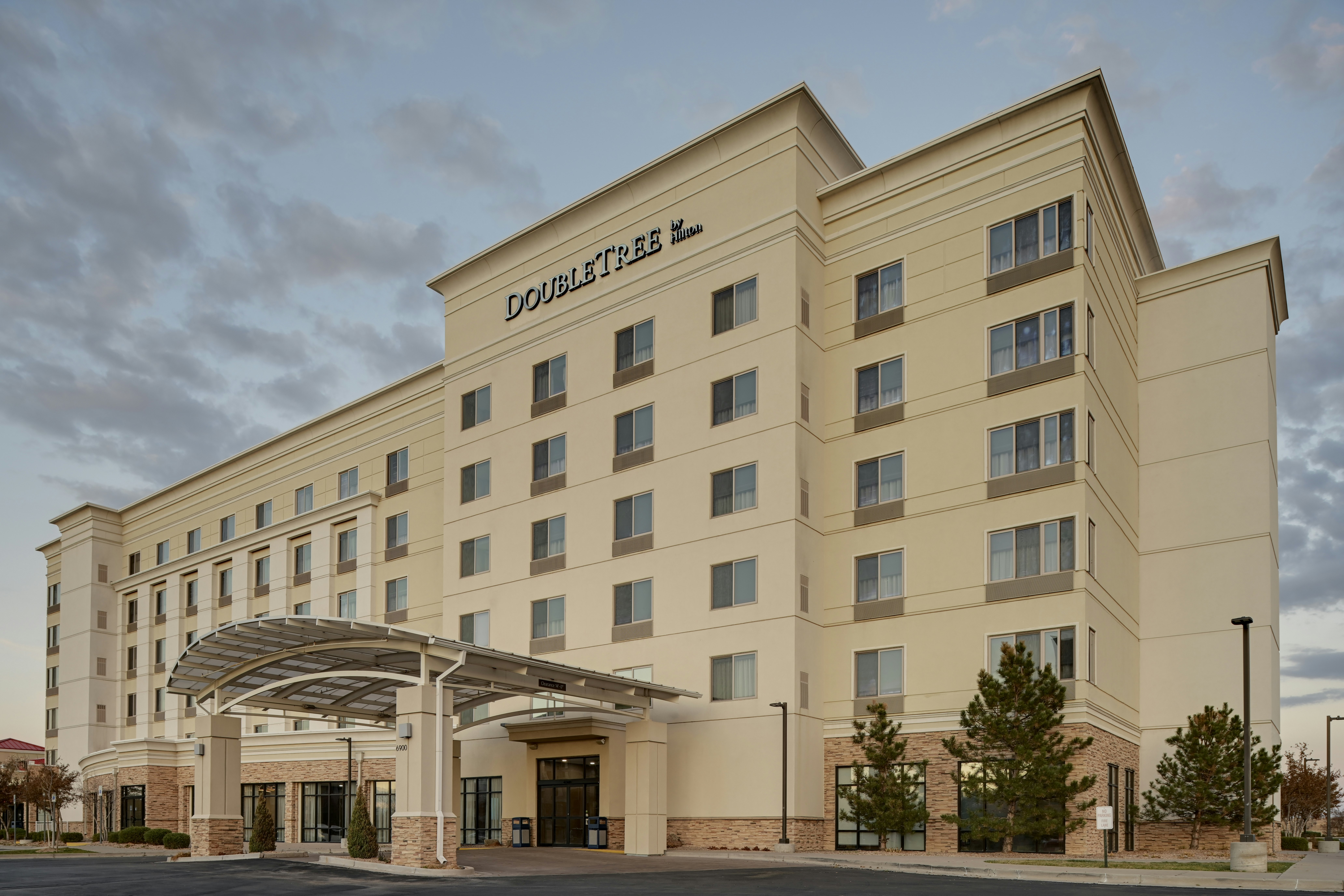 DoubleTree by Hilton Denver International Airport (ex. Holiday Inn Hotel And Suites) 1/45