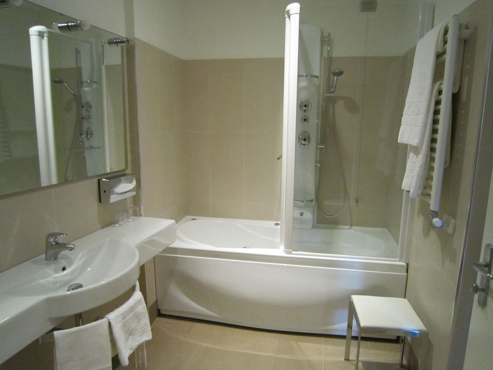 SUITE, QUEEN BED, SOFA