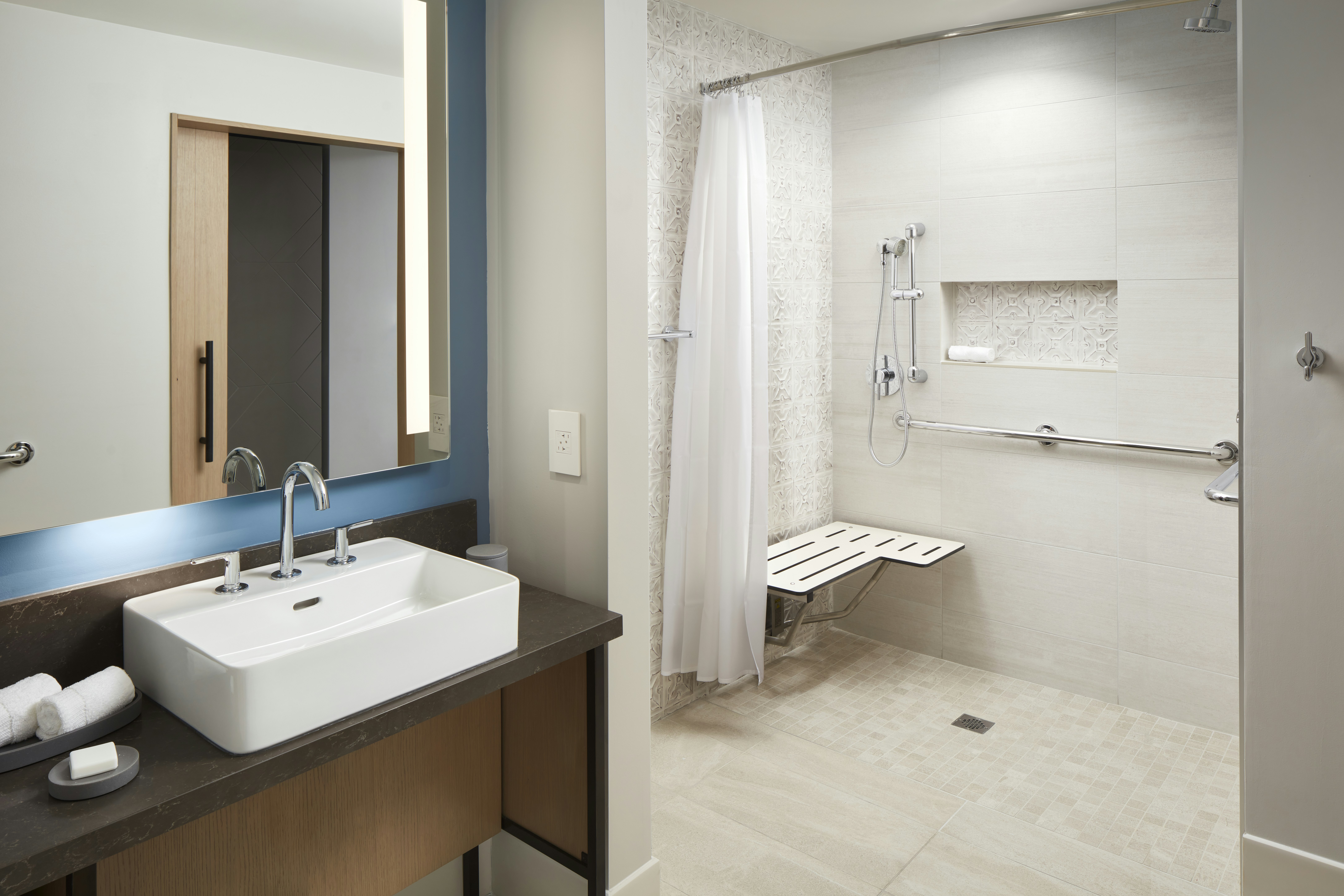 LUXURY, 2 QUEEN BEDS, ACCESSIBLE