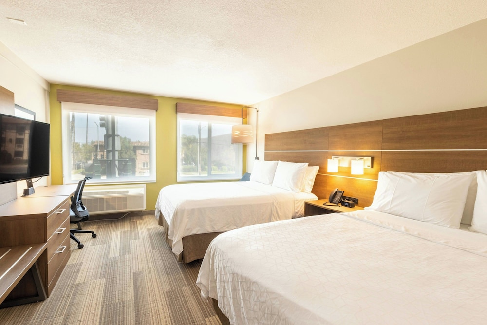 Holiday Inn Express Anaheim West 15/45