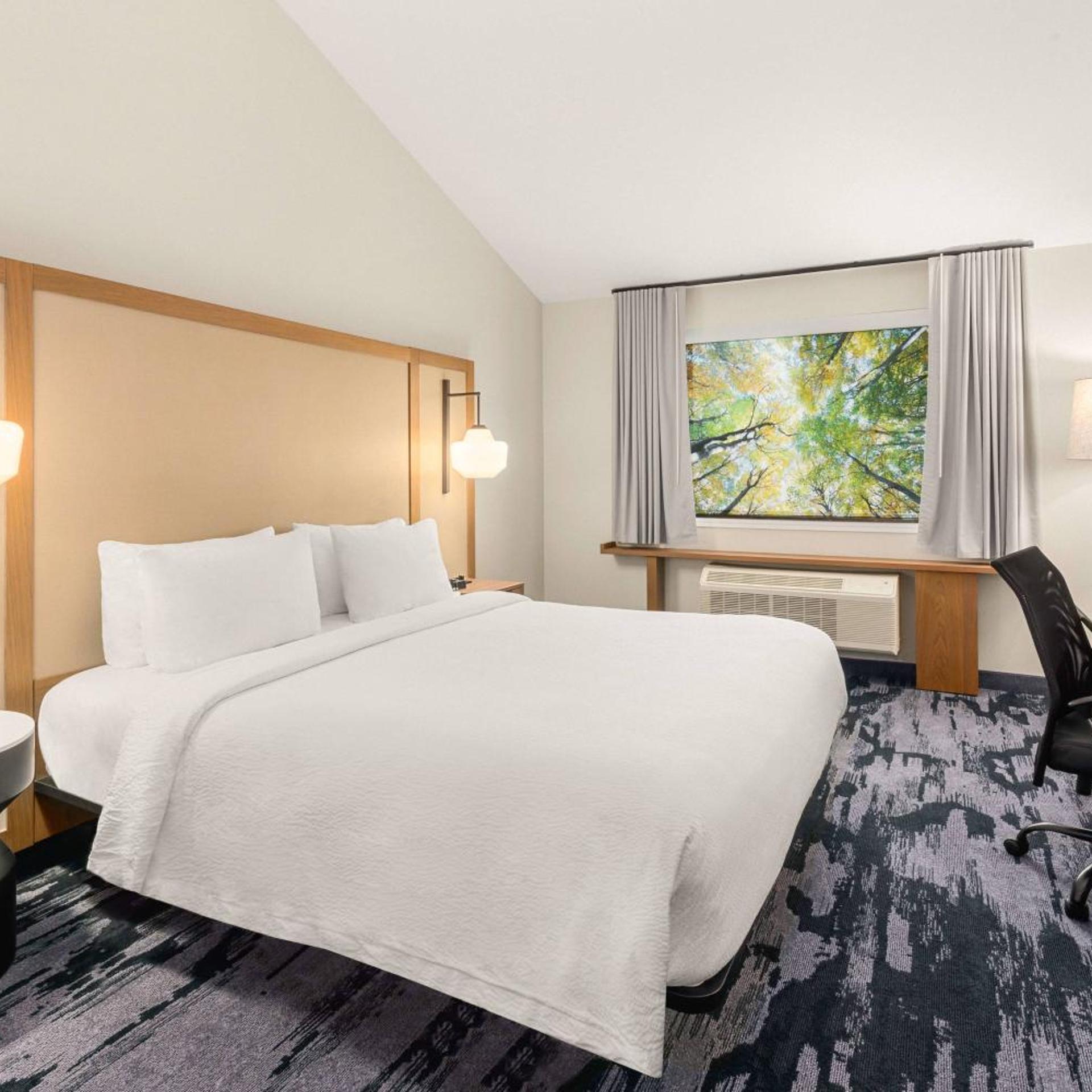 Room, King Bed, Partial Landmark View
