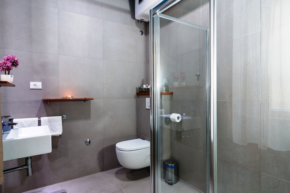 Riva Luxury Rooms 69/79