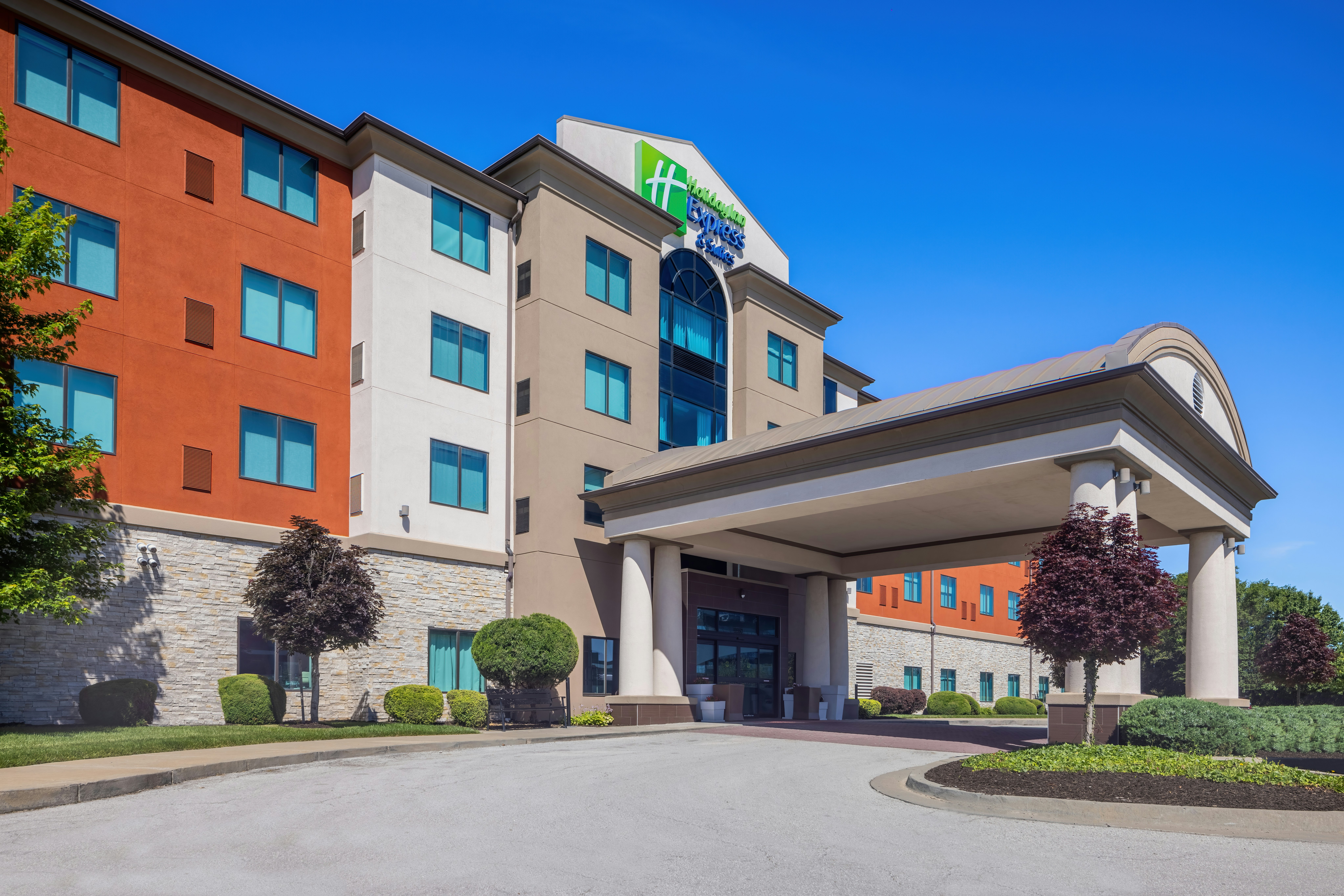 Holiday Inn Express Hotel Suites Kansas City Airport 67/72
