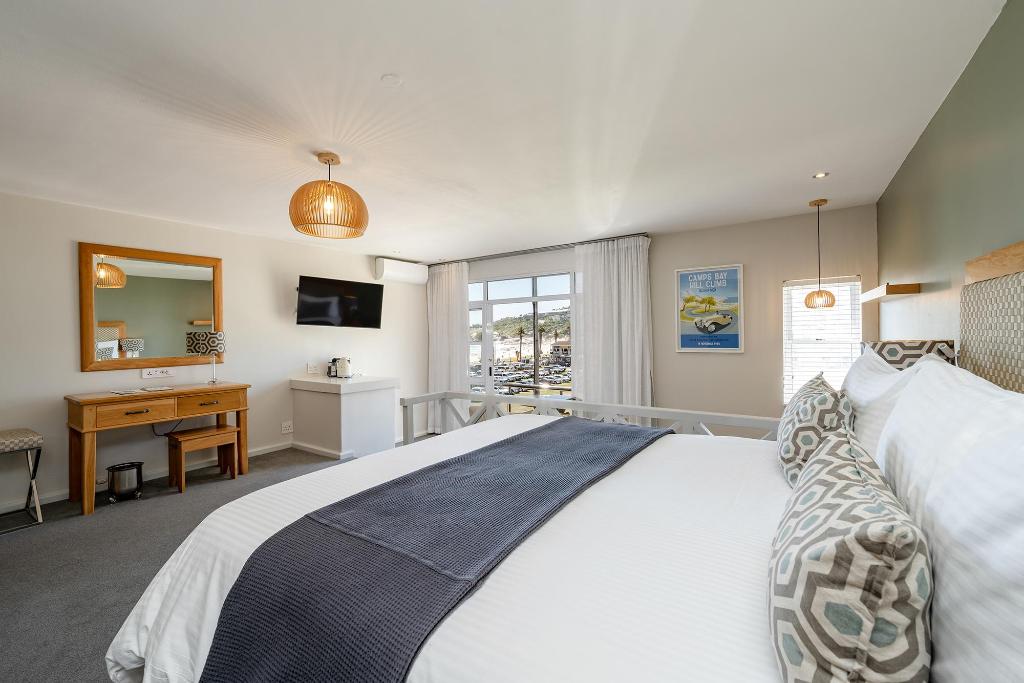 Room, King Bed, Mountain and Sea View