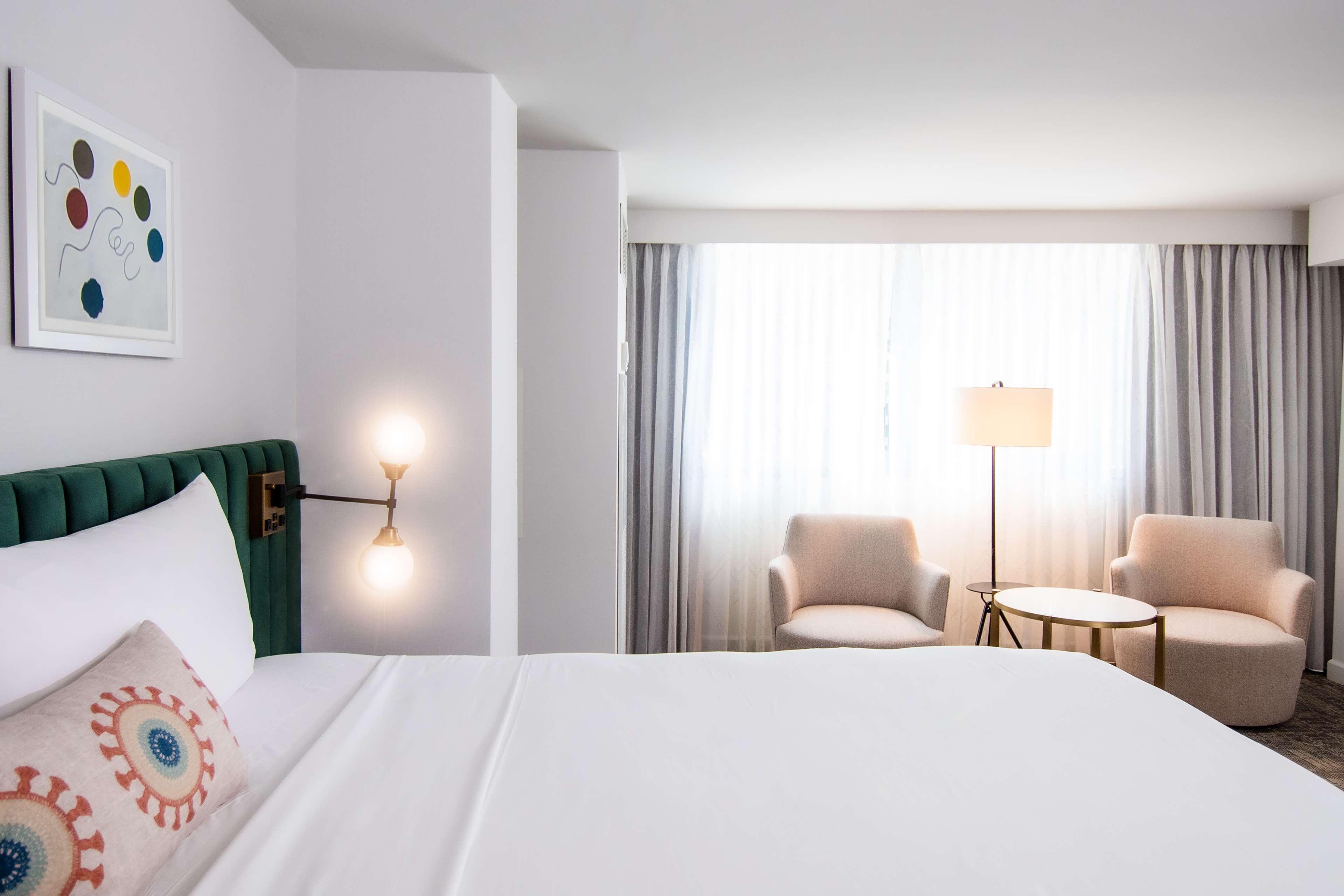 Royal, King Bed, Bathtub, Accessible