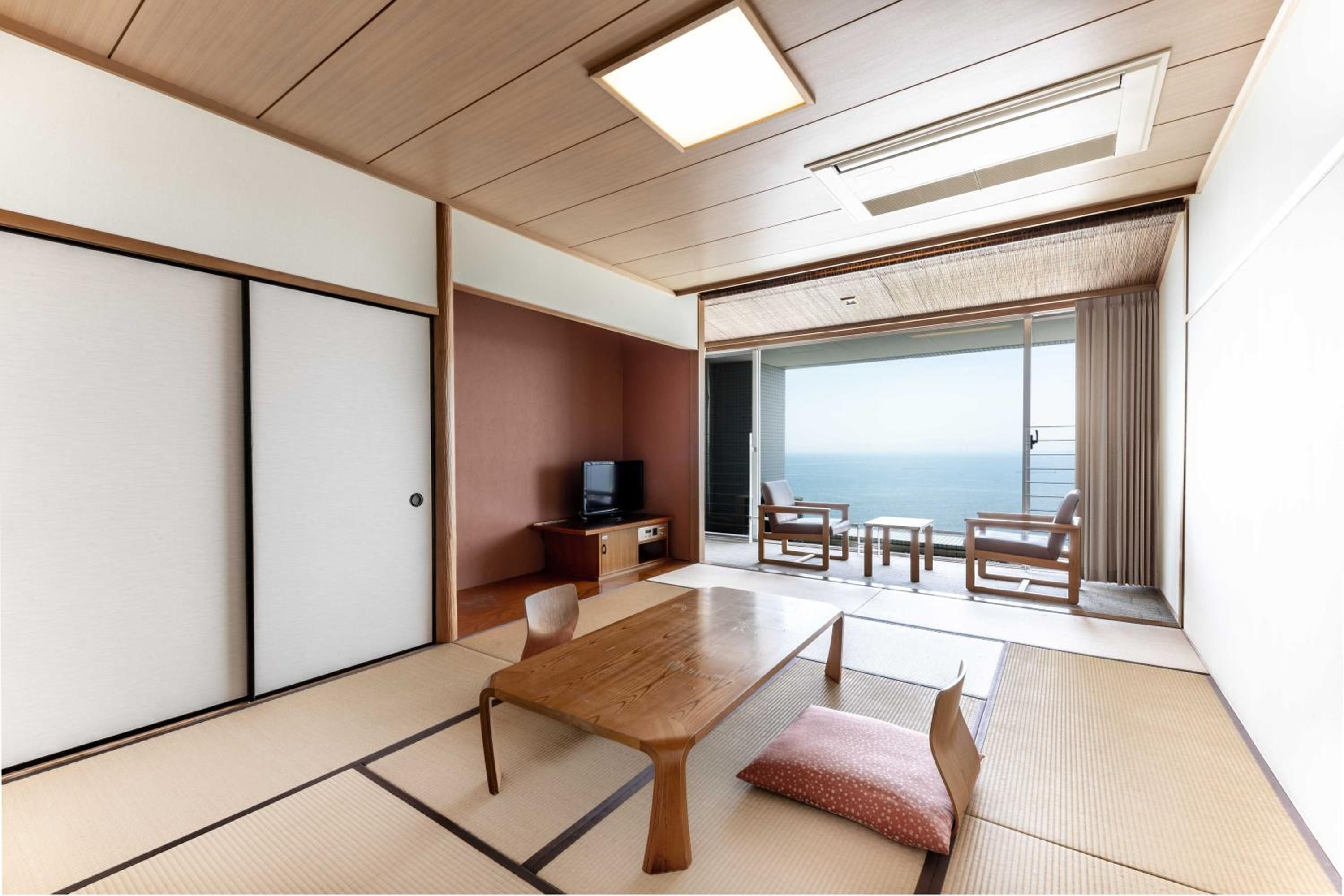 Japanese, Lateral Side Sea View, Shared Bathroom