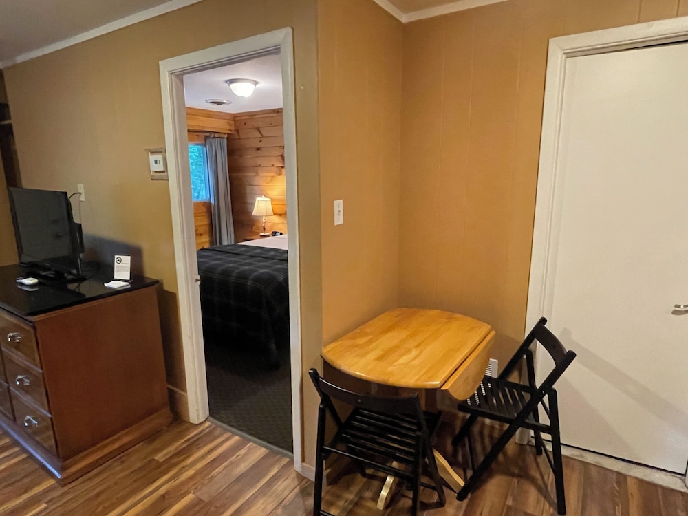 NORTHERN LIGHTS LODGE 11/70
