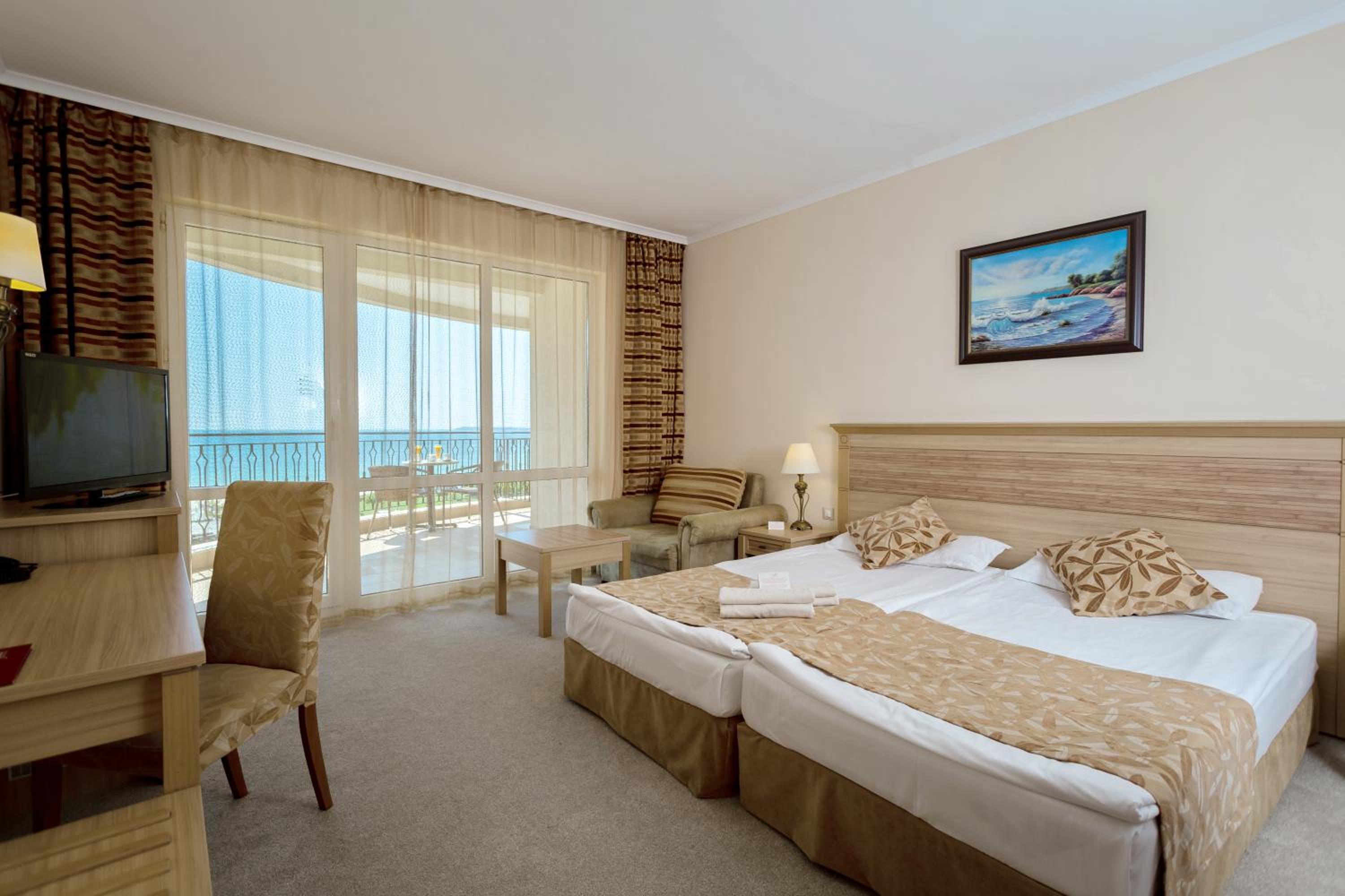 غرفة قياسية بسريرين منفصلين بإطلالة على البحر في طابق مرتفع، DIT Majestic Beach Resort 7/10