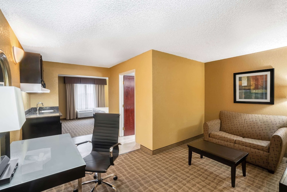 La Quinta Inn & Suites by Wyndham Hot Springs 40/57