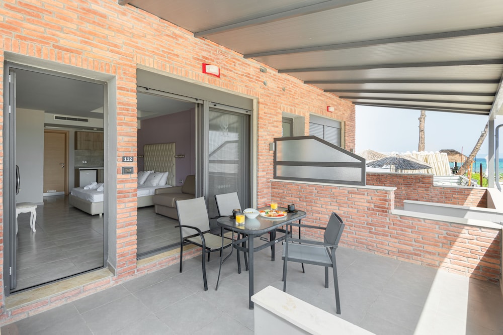 Flegra Beach Boutique Apartments 25/48