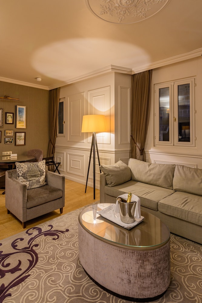 La Clef Louvre Paris by The Crest Collection 32/44