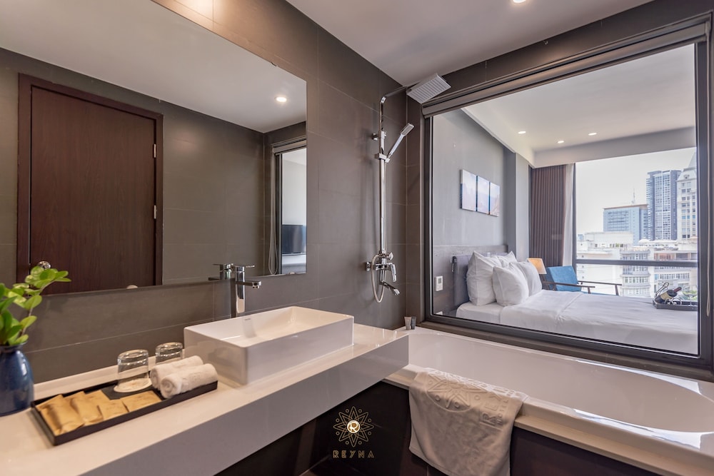 Reyna Hotel Hanoi 50/50