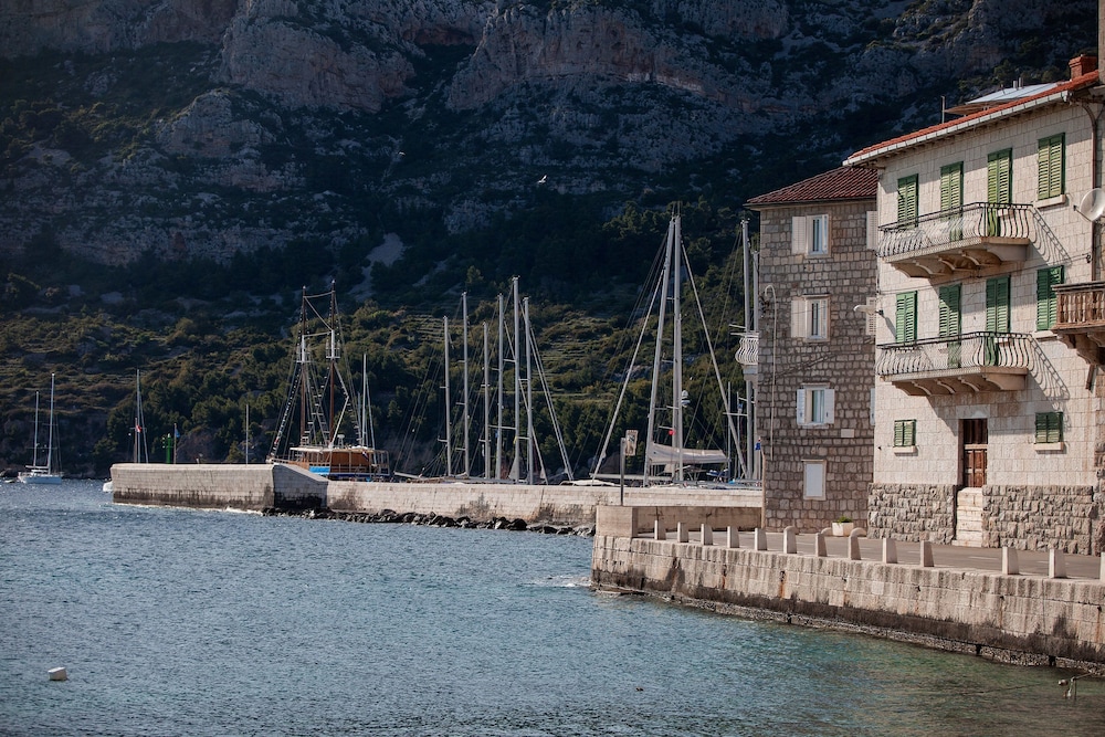 Mira Seafront Guesthouse 33/46