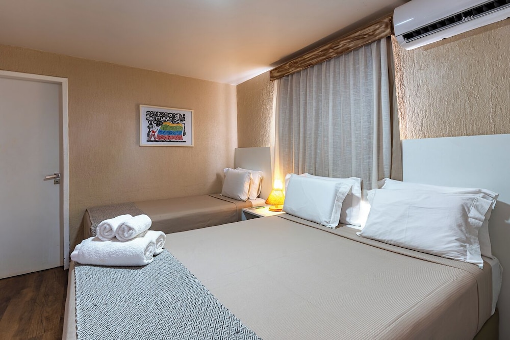 ROOM, TRIPLE, MULTIPLE BEDS