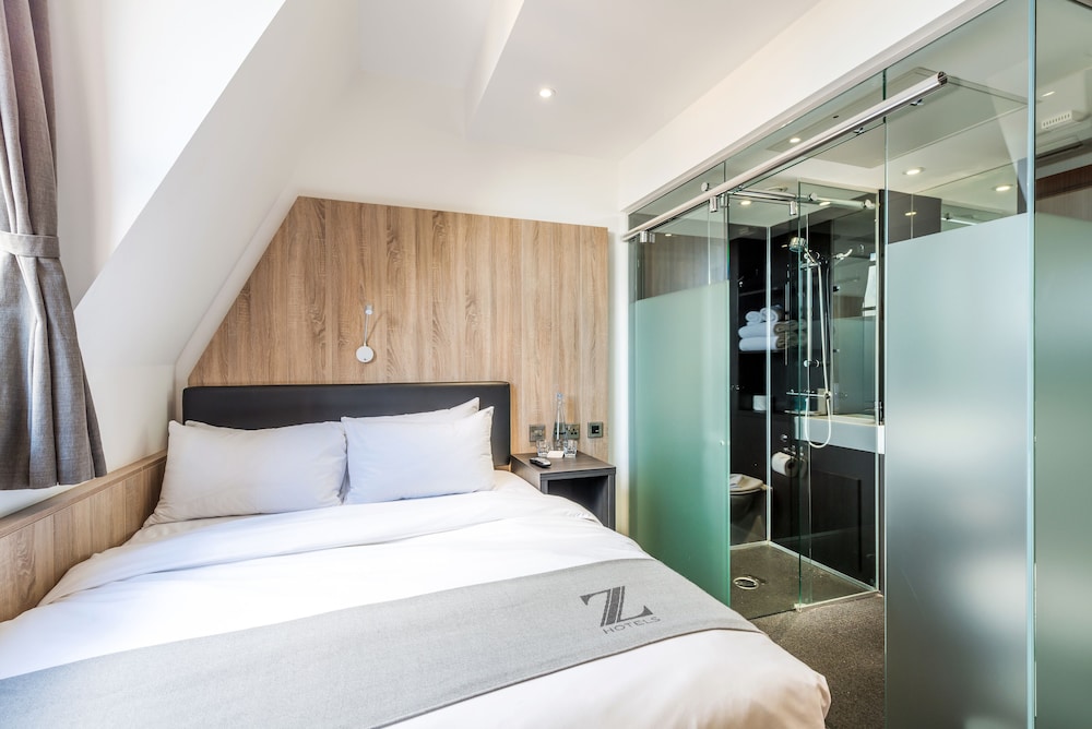 ROOM, DOUBLE BED
