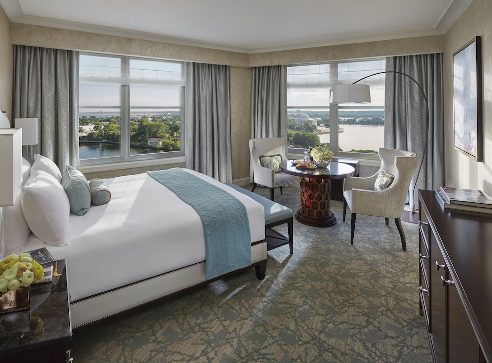 PREMIER, KING BED, WATER VIEW, ACCESSIBLE