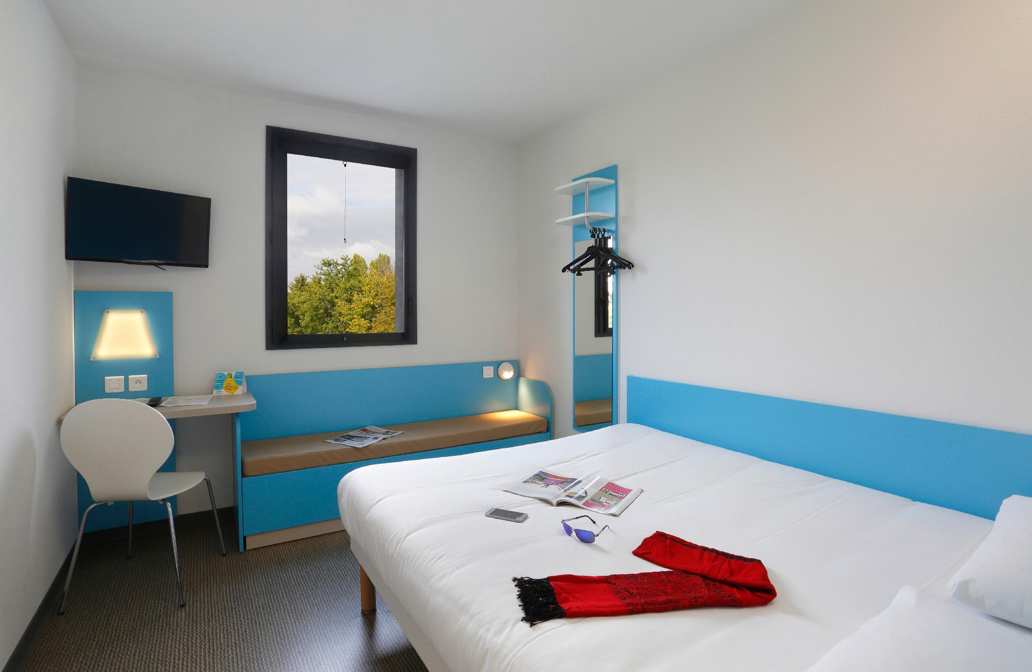 Standard, Queen Bed
