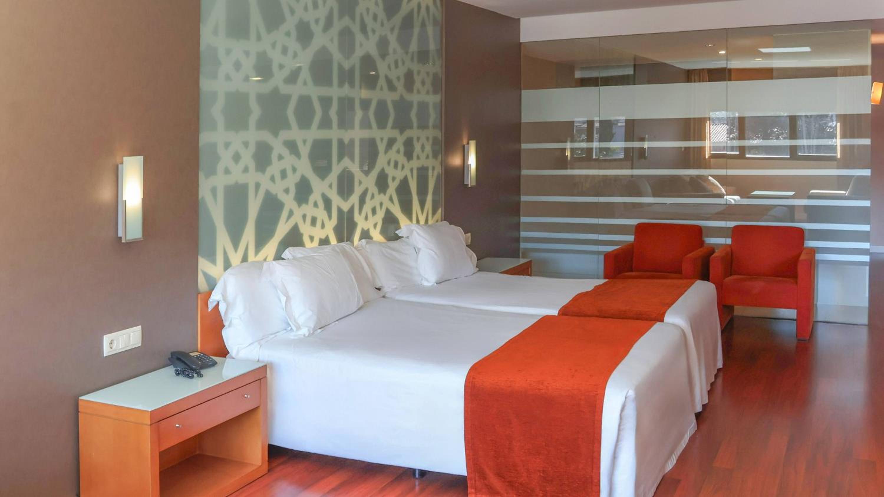 غرفة بريميوم بسرير كينج، Hotel Granada Palace Affiliated by Melia 2/3