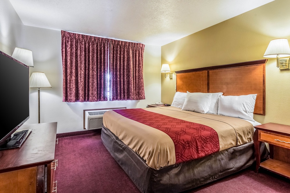 Econo Lodge Inn and Suites Albuquerque East I-40 Eubank Exit 13/37