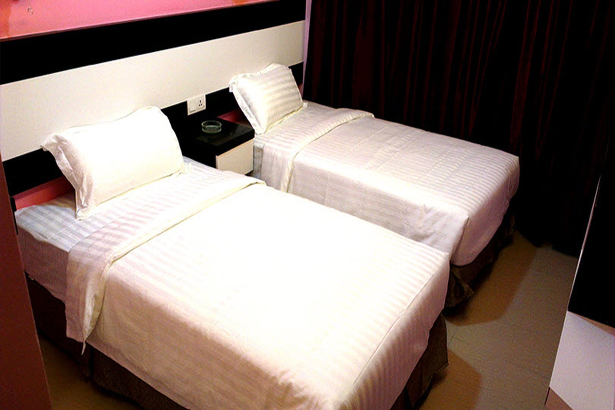 ROOM, TWIN BEDS
