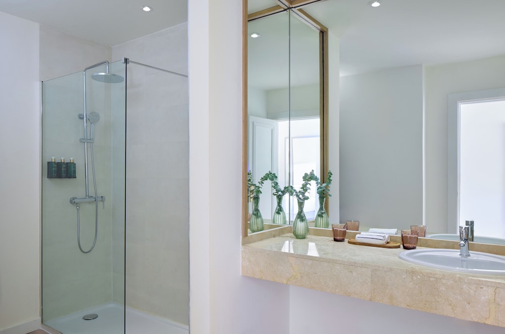 The Level, King Bed, Sea Front، Melia La Palma 3/3