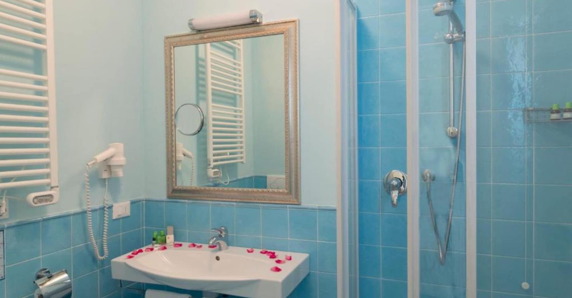 ROOM, SINGLE