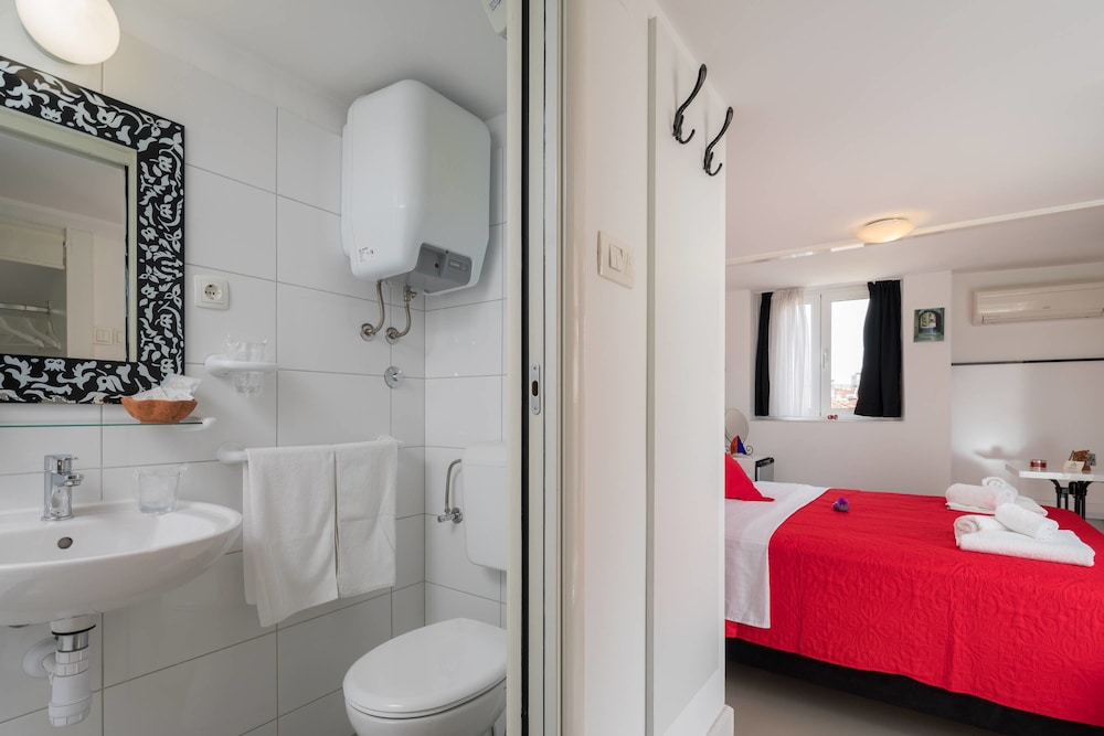 Peristil Luxury Rooms 63/67