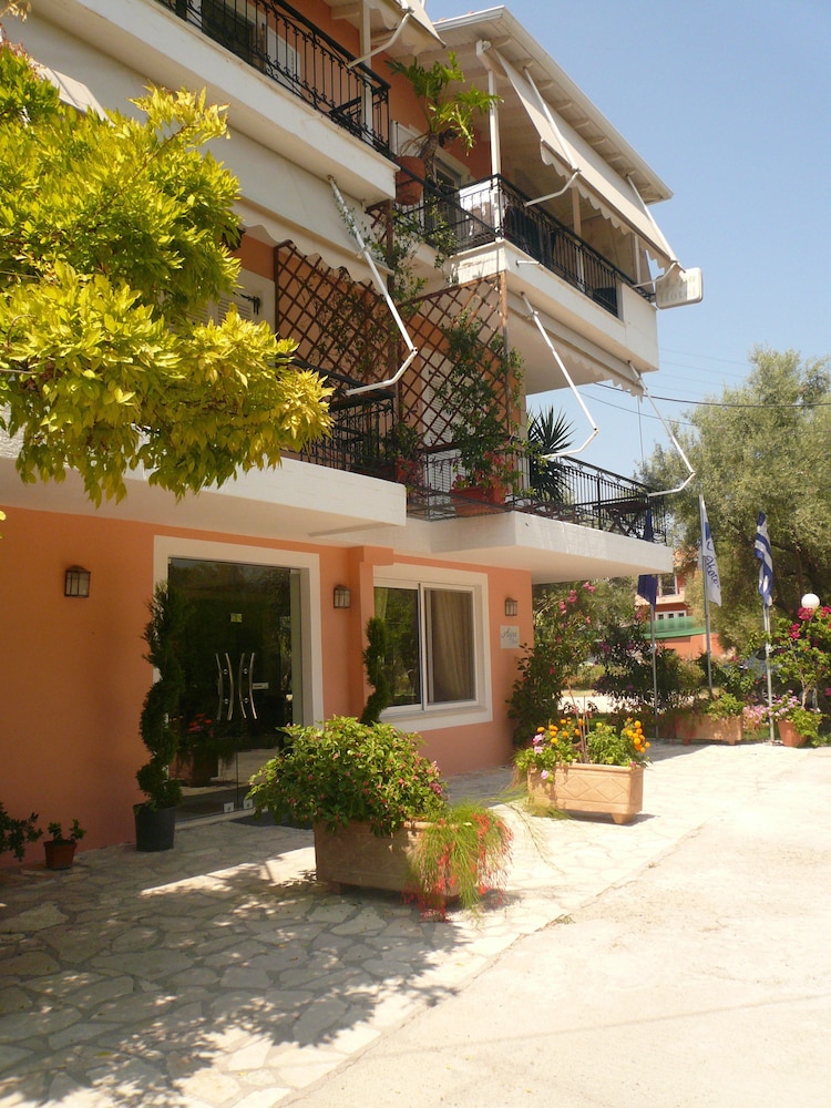 Avra Hotel 8/71