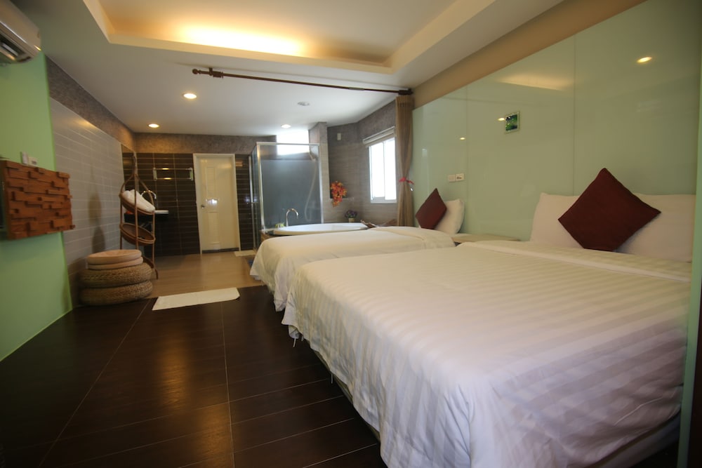 Water Front Hotel 13/53