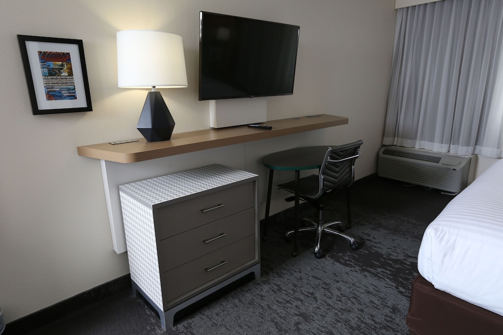 Holiday Inn & Suites Chicago North Shore (Skokie) 45/55
