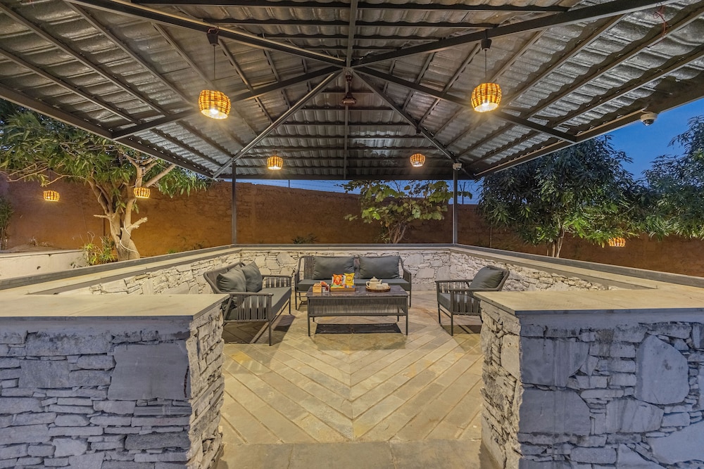 ELIVAAS Cows and Cuddles 4 BHK with Pvt Pool and Garden 11/68