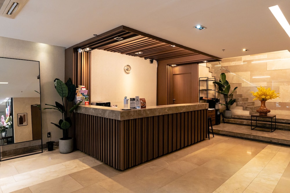 The Luxe Hotel 12/50