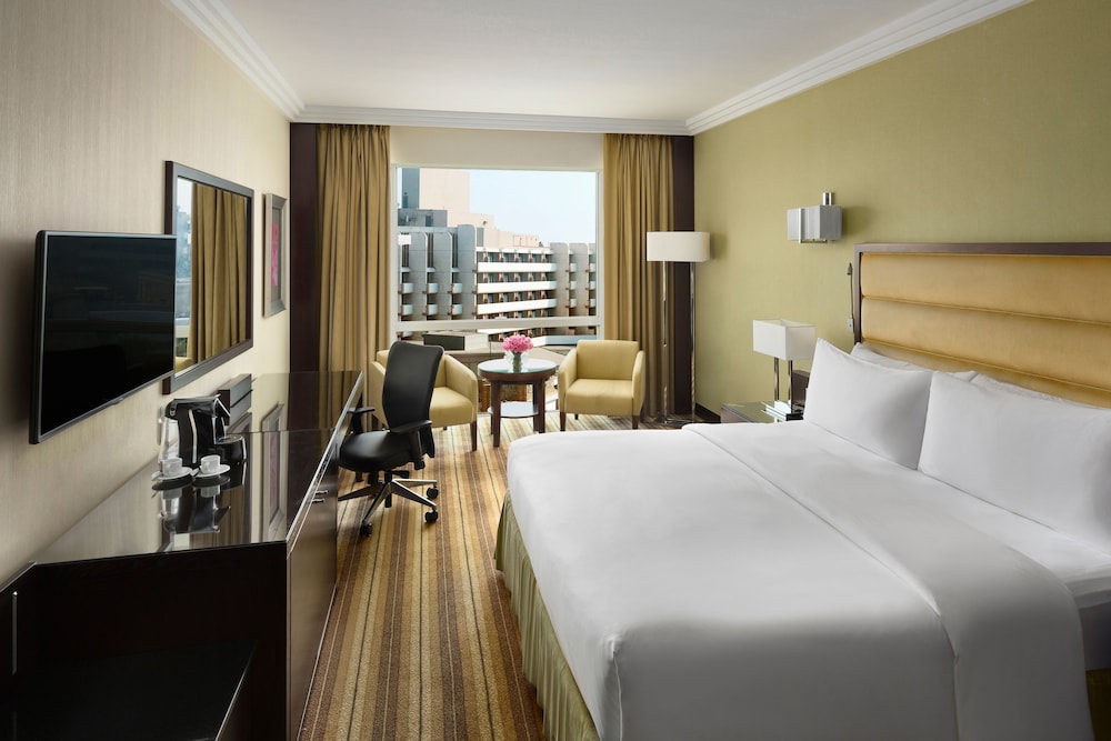 JUNIOR SUITE, KING BED, SMOKING