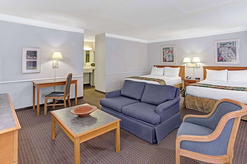 Days Inn by Wyndham Tucson City Center 17/23