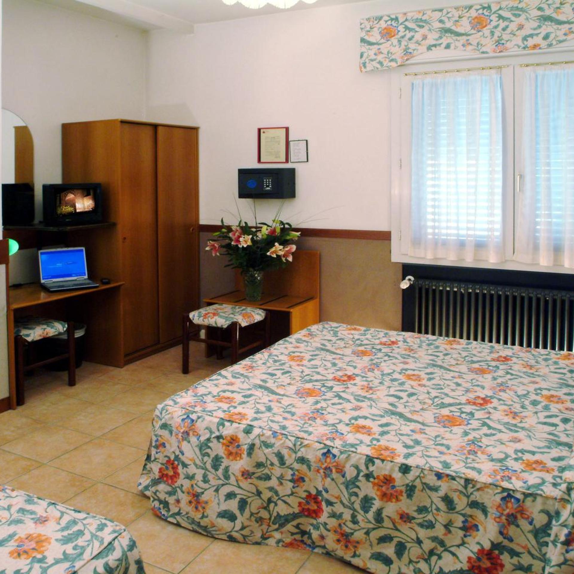 غرفة ثلاثية، Hotel Roma 6/10