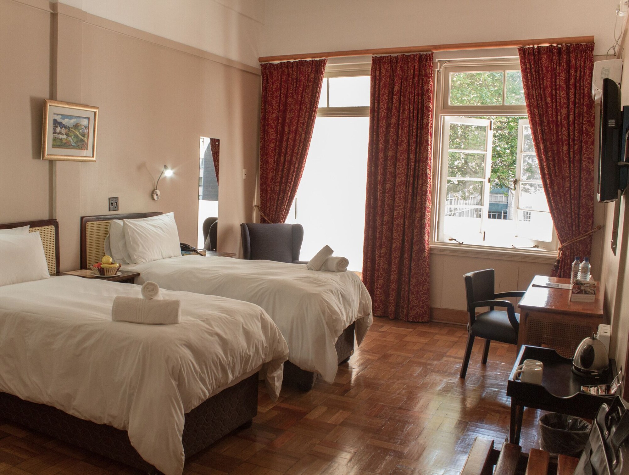 STANDARD, TWIN BEDS, CITY VIEW