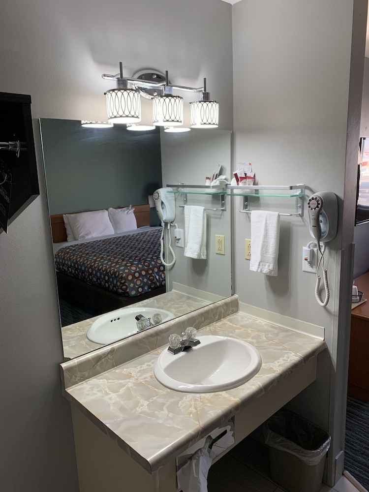 Countryside Inn and Suites Council Bluffs 50/57