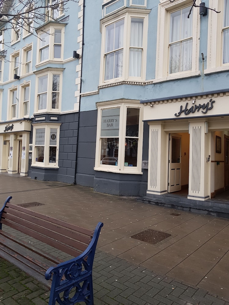 Harry's Hotel 37/48