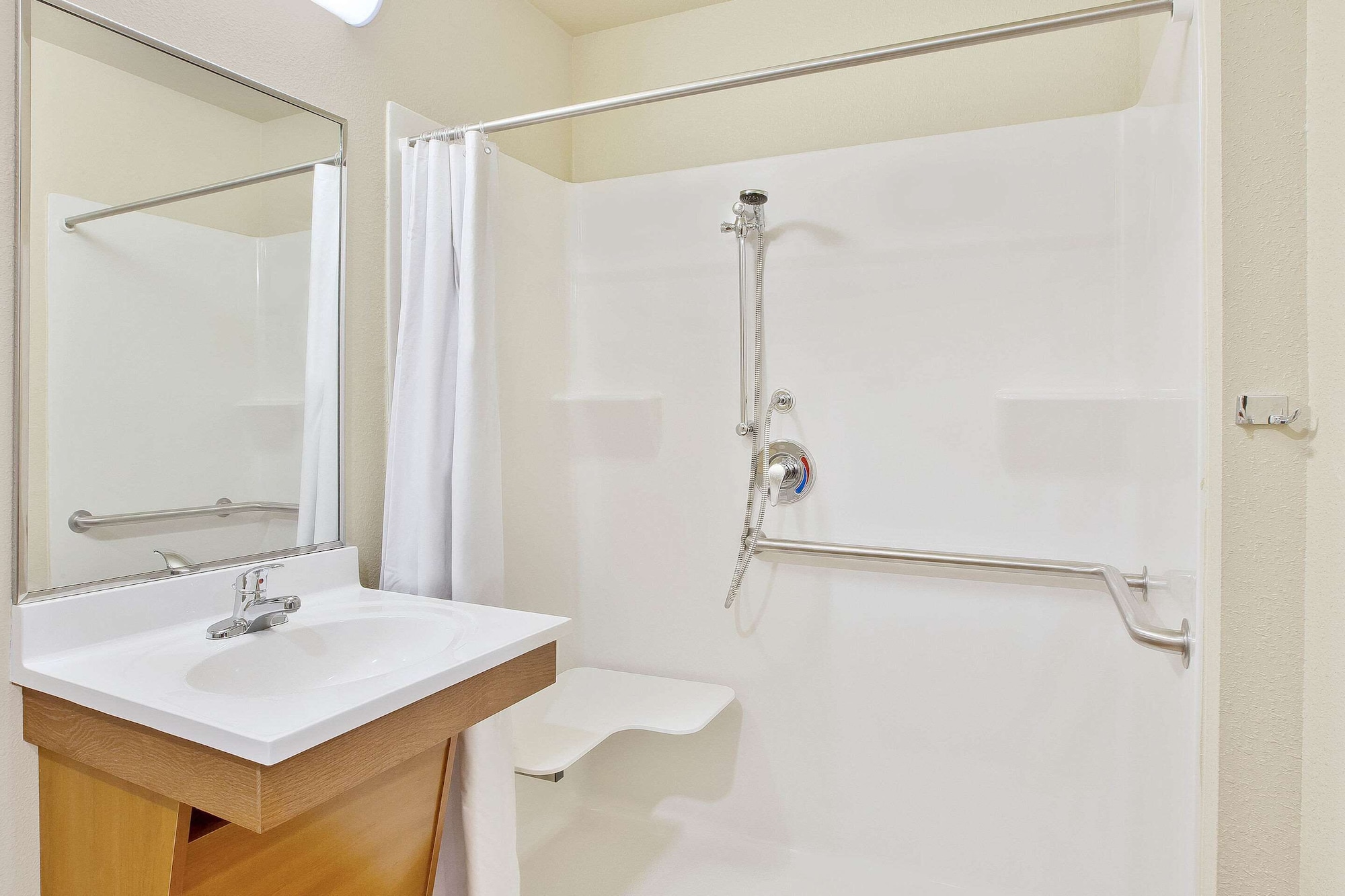EFFICIENCY, QUEEN BED, ACCESSIBLE